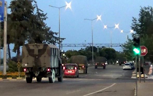 Trk Silahl Kuvvetleri tarafndan Suriye&#8217;deki Frat Kalkan ve Zeytin Dal harekatlarnn yapld blgelere sevk edilen askeri aralar, Kilis&#8217;teki ncpnar Snr Kaps&#8217;ndan gei yapt.