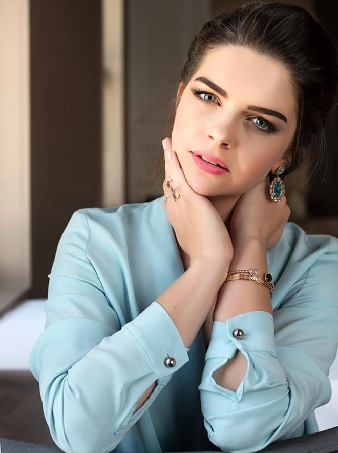 Adn Kavak Yelleri dizisiyle duyuran ve son olarka Yeter dizisinde rol alan Pelin Karahan, Elele&#8217;ye konutu. 33 yandaki oyuncu, evlilik hayatn ve bilinmeyenlerini anlatt.