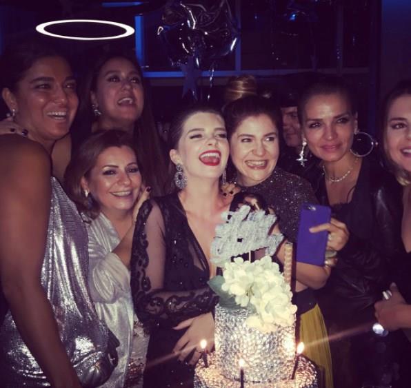 PELN KARAHAN'IN 33. YA KUTLAMASI  Oyuncu Pelin Karahan yeni yan arkadalaryla kutlad. Dzenlenen partiye birok nl isim katld.