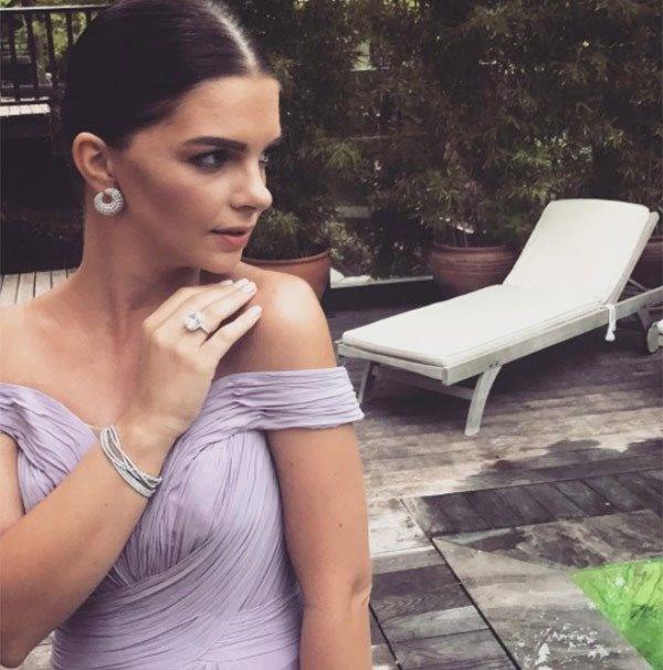 Karahan, evlilik ve anne olmann hayatn nasl deitirdiini de yle anlatt: &#8220;Bazen bu younlukta &#8216;Bir yalnz kalsam&#8217; dediim oluyor ama ne mmkn! Kendime ayrdm vakit kuafre gitmek olabiliyor ki artk o bile Ali Demir ile yaplan bir etkinlik halini ald."