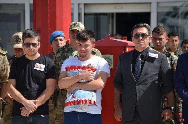 Yksekova'da PKK'l hainlerin dzenledii alak saldrda ehit olan anne ve bebein cenazelerinin uurland trende, baba Serkan Karakaya'nn znts yrekleri dalad.