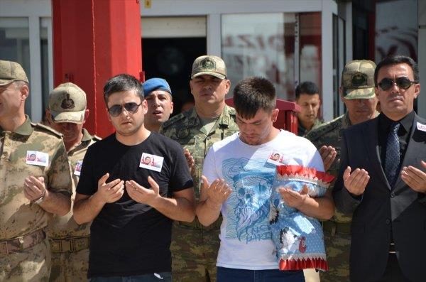 EVLADININ YASTIINA SARILDI    Hain saldrda ei ve bebeini kaybeden Jandarma Astsubay avu Serkan Karakaya, tren srasnda evladnn yastna sarlarak zntsn yaad.