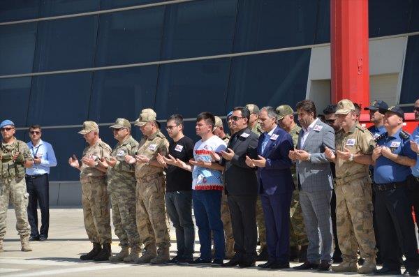 Hakkari'nin Yksekova ilesinde, PKK'l terristlerin yola tuzaklad patlaycnn sivil aracn geii srasnda infilak ettirilmesi sonucu ehit olan Nurcan Karakaya ve 11 aylk Bedirhan Mustafa Karakaya iin Selahaddin Eyyubi Havalimannda tren dzenlendi.