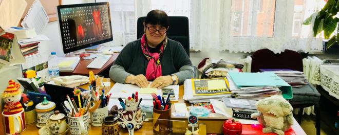 <p>Program ne kadar sryordu?</p>  <p>  </p>  <p>  Hi hatrlamyorum ki. 15-20 dakika m? ekim daha uzun sryordu. Bir ekim hatrlyorum, kabus gibiydi. Eskiehir biliyorsunuz 1. Ana Jet ss. Uaklarn kalk rotalar da niversitenin stndendir. Aznz atnz anda ne kadar kayt varsa hepsi gider. Ka defa ektik, &#8216;Geliyor hocam!&#8217; diyorlar duruyorum, iki uan kalk arasna  cmle sdrmaya alyorum. Deiik deneyimlerimiz vard ama benim en byk skntm makyajd. nk normalde hi makyaj yapmam. &#8216;Hocam yanaklarnz kk gzkr, yle byle olur&#8217; dediler. &#8216;Erkeklere olmuyor, benimki niye olsun!&#8217; dedim. Sonunda ngiltere&#8217;ye gittiimde alerji yapmayan bir fondten ve pudra aldm, nk ok alerjik bir yapm var, sadece o ikisini kullanyordum.</p>  <p>  Neredeyse sfr makyajla kyordunuz yani.</p>  <p>  </p>  <p>  Evet, en doal halimle.</p>