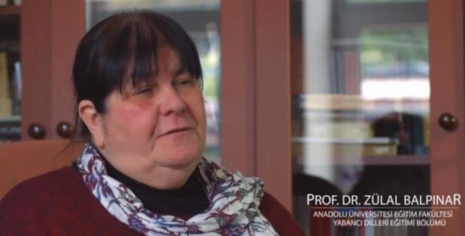 <p>Ama mesela sanz ok mehurdu.</p>  <p>  </p>  <p>  Evet (glyor).</p>  <p>  </p>  <p>  Onun iin zel bir ey yapyor muydunuz?</p>  <p>  </p>  <p>  Hibir ey yapmyordum. Doktora yaparken sam yle kestirdim, kullanm kolay geldi, ondan sonra hep yle kald.</p>  <p>  </p>  <p>  Sizinle epey zdeleti o sa.</p>  <p>  </p>  <p>  yle dediler. Ama ben hi kuafre falan gitmezdim ki! Kolay ekillenirdi. yle fazla sslenmedim programlar iin. Kyafet konusu mesela&#8230; &#8216;Hocam ama televizyondaki hanmlar&#8230;&#8217; filan dediler. Dedim, &#8216;Ben haber sunmuyorum, hocaym. rencimin karsna nasl karsam yle karm.&#8217;</p>