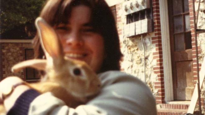 Nasl balad televizyon program hikayeniz? 1982&#8217;de niversitede Eitim Fakltesi kuruldu ve Ak retim programlar yava yava balad. Mike ngiltere&#8217;den buraya uzman olarak gnderilmi bir arkadamzd, doktoral eleman olarak da bir tek ben vardm. &#8217;83&#8217;te bir bursla ngiltere&#8217;ye gittik beraber. Orada Follow Me adl programlar rendik ve buraya adapte etmeye karar verdik. Sre yle balad. Sonra harl harl televizyon programlar ektik, ayn zamanda kitabn yazdk. O zaman bilgisayar da yok, her ey elle yazlyor. Bir yandan derse giriyoruz, youn bir alma dnemiydi.        Twitter