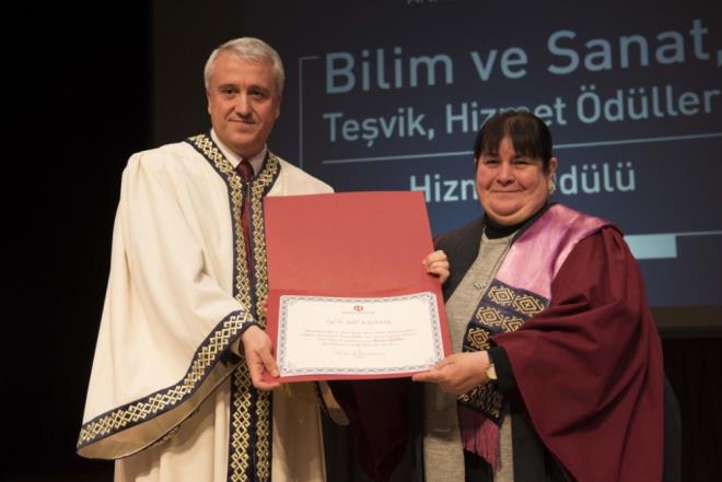 <p>Burada niversitenin iinde mi ekiliyordu?</p>  <p>  </p>  <p>  Tabii, kendi elemanlarmzla.</p>  <p>  </p>  <p>  Daha nce bir ekran tecrbeniz yoktu deil mi?</p>  <p>  </p>  <p>  Yoktu.</p>  <p>  Heyecanlandnz m?</p>  <p>  </p>  <p>  Yoo. Ben acayip bir insanmdr. Yaplmas gereken neyse onu yaparm. O programlarda hi teleprompter kullanmadk, hepsi doalamadr. Hayal gcm geni, mercein ortasna kafamdan bir snf oturttum ve o rencilere ders anlattm. Bir lens grmedim, orada bir snf vard benim iin. Onun iin belki insanlara doal geliyordu.</p>