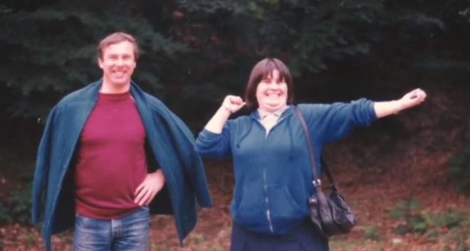 Mehur fiyonklu bluzlarnz vard, onu hatrlyorum.<br>    Onlarn da hikayesi yle. Benim elimden azck diki gelir. Gittim kumaya, deiik renklerde 20 santimlik ipek kumalar aldm, onlar kurdele gibi diktim, balyordum. &#8216;Homemade' kyafetler. Kurdeleler deitike kyafet farklym gibi gzkyordu. Krmz V yakal bir hrkam vard, annem rmt, onu giyerdim. Hi yle abartya kamayan gmleklerim vard. te o kadard.