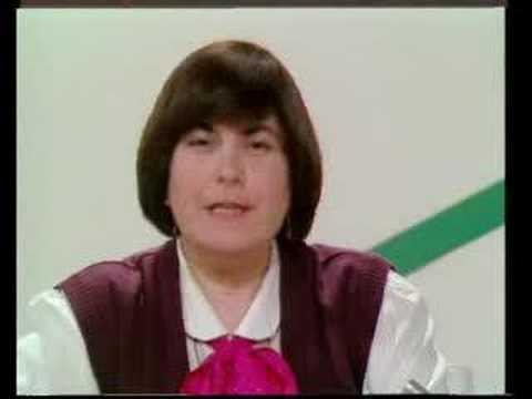 Hafzamda bir keye yerlemi ve hi gitmemi bir ses onunki. Beni ilkokul yllarmda bir gne gtryor. Kardeimle beraber her zamanki gibi annemi kzdracak ekilde pijamalarmz karmadan televizyon karsna kurulmuuz, Hikmet imek&#8217;in klasik mzik programndan ve Voltran&#8217;dan hemen nce yayna giren bu ngilizce ders programn izliyoruz. Kkll salar ve fiyonklu bluzuyla sakin sakin anlatan Zlal Hoca ve yannda sar salar, byyla ona elik eden Michael Smith.