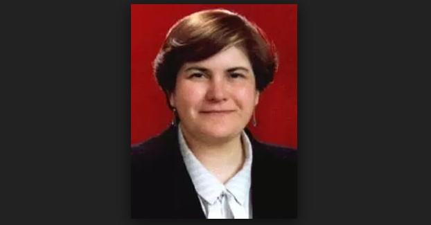 <p>Neye sinirlenirdi?</p>  <p>  </p>  <p>  Heyecandan belki de. Arada srada bir heyheyleri tutard (glyor). Ia, sese bir ey derdi.</p>  <p>  </p>  <p>  Nasl tepkilerle karlayordunuz sokakta?</p>  <p>  </p>  <p>  O zamanlar tannma oran fazlayd. Greme&#8217;ye gitmitik, yerin bilmem ka kat altndayz, geitlerden srnerek geni bir yere kmz, kk bir ocuk, &#8216;Aaa anne bak televizyondaki teyze!&#8217; demiti. Dedim, demek yerin bilmem ka kat altna gitsek de yakalanacaz. Bazen sokakta durdurup, &#8216;Severek izliyoruz!&#8217; diye iltifat ediyorlard sa olsunlar ama ben ok dikkat ekmeyi seven bir insan deilim, hoca kiiliimle her zaman daha rahat ettim. imdi arada srada kyor. Bazs sesimden tandn sylyor. Tabii imdiki renciler bilmiyor programlar, &#8216;Hocam annem babam sizi seyredermi, selam sylyor,&#8217; diye geliyorlar.</p>  <p>  </p>  <p>  Sizin ngilizceye meraknz nereden geliyor, bu yola giriiniz nasl oldu?</p>  <p>  </p>  <p>  Valla baz eyler tesadfen oldu. Liseyi burada okudum.</p>  <p>  </p>