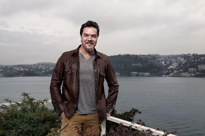 Hrriyet'ten Sinem Vural'n haberine gre Beyaz Show programyla tannan Beyazt ztrk O Ses Trkiye ekibine katld.