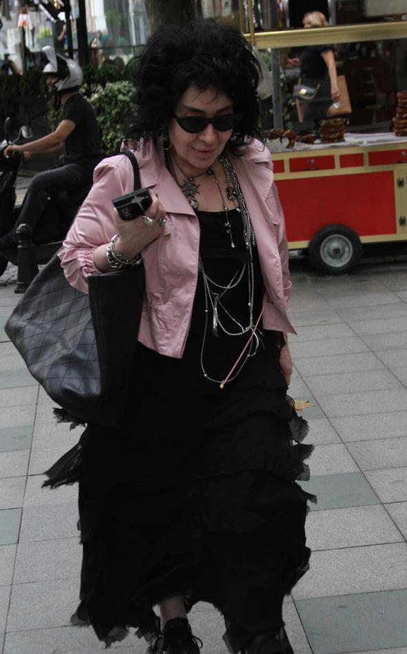 BUNALIMA GRM ZOR ZAMANLAR GERM: Nur Yerlita, imaj deiikliinin nedeninin ise bunalm olduunu sylemiti; &#8220;Zor zamanlar geirdim. Bunalma girdim. Deiikliin nedeni o.&#8221; Yeni sezonda ekranlarda olup olmayaca merak konusu olurken Nur Yerlita, ''Henz bir proje yok ortada olduu zaman hepiniz duyarsnz.'' eklinde konumutu.