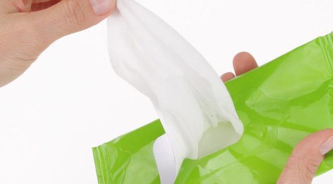 ngiltere'de plastik kirliliine kar balatlan mcadele kapsamnda, 2020 ylndan itibaren pet iede su satnn yan sra slak mendillerin de retim ve satna yasak getirilmesi gndeme geldi.