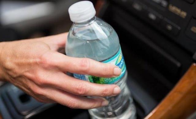 Pet ieyi arabada bu ekilde sakn brakmayn! Bakn arabann iinde ne hale geliyor! Popler bir YouTube kanalnda yaynlanan bu grntler milyonlarca srcy yakndan ilgilendiriyor.