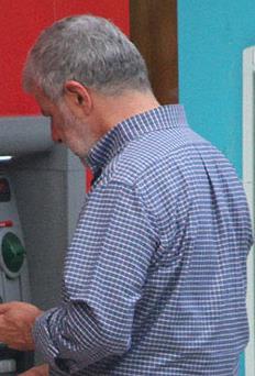 TE SULH AKST'N SON HAL; nl i adam, nceki gn Nianta'nda bir bankamatikten para ekerken grntlendi.Sibel Can'n 18 yandaki kk olu Emir'in babas olan Akst'n, olduka yaland grld.