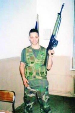 Duman grubunun solisti Kaan Tangze'nin askerlik hatras... Bu kez elinde gitar yerine silah var. Tangze askerliini Erzurum'da yapt.