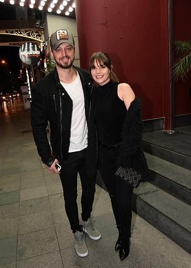 Oyuncu Asl Enver ile 2 yllk ilikilerini getiimiz aylarda sonlandran Murat Boz'un, Instagram hesabndan yapt paylam 'Asl Enver'i unutamyor' eklinde yorumland. Asl Enver, Yunanistan tatiline giderken Ak Veysel'in "Uzun nce Bir Yoldaym" trksn sosyal medya hesabndan paylat.