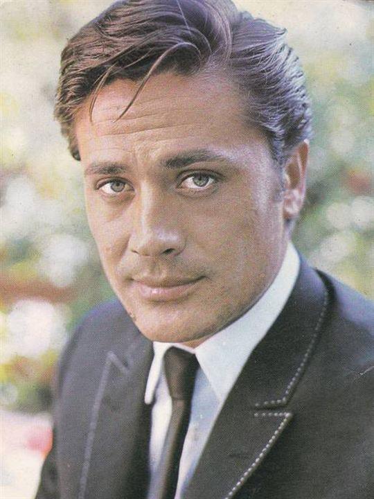 CNEYT ARKIN ADININ HKAYES    1963 yaznda Halit Refi ile "afak Bekileri" adl filmin ekimleri srasnda tant. 1. Hava ss'nde jet sava pilotlarnn yaam ile ilgili bir film eken Halit Refi, o srada Hava Kuvvetleri'nde doktor olarak yedek subayln yapan Cneyt Arkn'a filmdeki rollerden birini teklif etti.. Ancak ynetmelikler yznden bu filmde rol alamad.