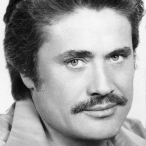 stanbul'a giderek tp fakltesi snavlarna girdi ve kazand. Tp eitimine devam ederken stanbul'daki arkadalaryla "Erek" adl bir dergi kartt.