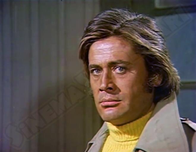 Battal Gazi, Krolu hikayeleri ile byd. Eskiehir Lisesi'ne devam ettii dnemde hikayeler yazyor ve bunlar dergilere gnderiyordu.