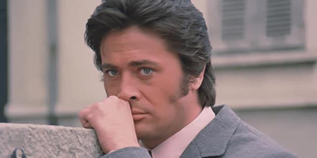 Ayn yln sonbaharnda Halit Refi "Gurbet Kular" adl filmin ekimlerine hazrlanrken askerliini bitiren Cnety Arkn filmde rol ald. Gazeteci Vecdi Benderli, Cneyt Gker'den Cneyt; Ramazan Arkn'dan Arkn isimlerini alp birletirerek "Cneyt Arkn" ismini yaratt.