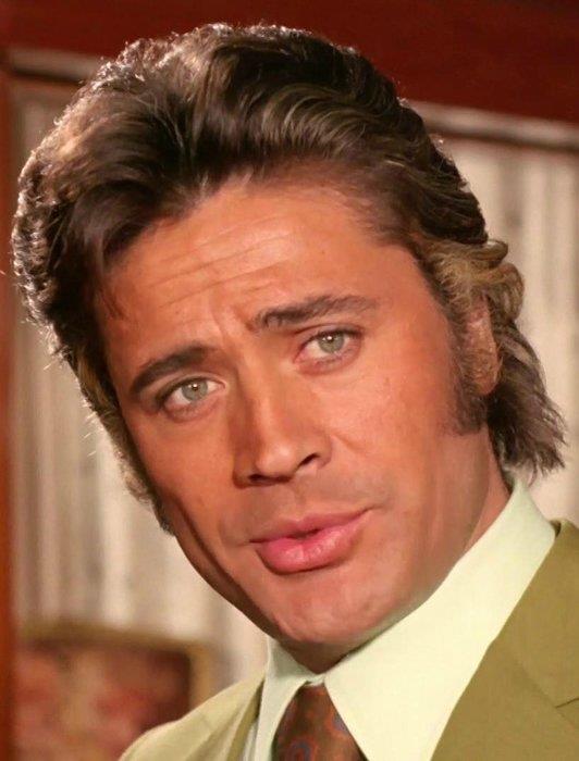 YARIMADA BRNC OLDU    Dergide iirleri ve hikayeleri yer alyordu. 1957 ylnda Cemal Sreyya ile tant ve yklerini deerlendirerek onu "Pazar Postas"na gnderdi.