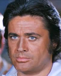 TALYA'DA LG GRD    Bata romantik roller oynayan gen oyuncunun daha sonra hareketli sahnelere yatknl dikkat ekti. stanbul'a gelen sirklerde alanlardan akrobatik hareketler rendi. Burada kazand becerilerini Malkoolu tarz, kll ve atl sahnelerde kulland.