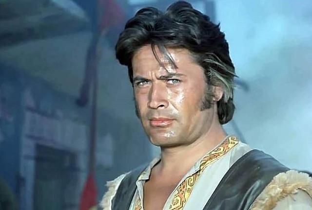 1963 ylnda "Artist" dergisinin dzenledii sinema artisti yarmasna girdi ve birinci oldu. Ertesi yl filmlerde kk roller almaya balamt. Tp fakltesini bitirmesinin ardndan Eskiehir'e dnd.