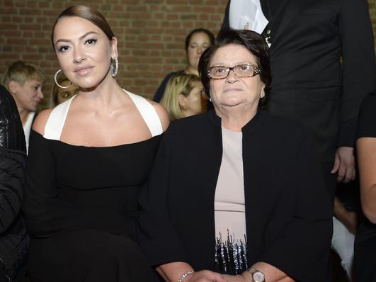 NELER OLMUTU; Gnaydn'dan mer Karahan'n haberine gre Hadise'nin annesi Glnihal Akgz'n, uyku ilac ierek intihar giriiminde bulundu. Glnihal Akgz'n ila imeden kzlarna bir mektup brakt ve "Benimle hi ilgilenmiyorsunuz. Rahatsz olduumu sylyorum, beni doktora gtrmyorsunuz" yazd sylendi.