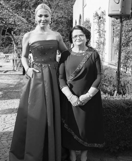 EVLATLARIM YZME GLMED; Hadise'nin annesi Glnihal Akgz 4 hafta nce intihara teebb etmiti. Glnihal Akgz'n yazd mektuptaki ''Evlatlarm yzm gldrmedi'' szleri dikkat ekmiti. Hadise'nin bu olay sonras menajeri olan ablas Hlya Akgz ve stil danmanln yapan kardei Derya Akgz ile ilikisini kestii sylenmiti. Hlya Akgz, Instagram'daki Hadise fotoraflarn silmiti.