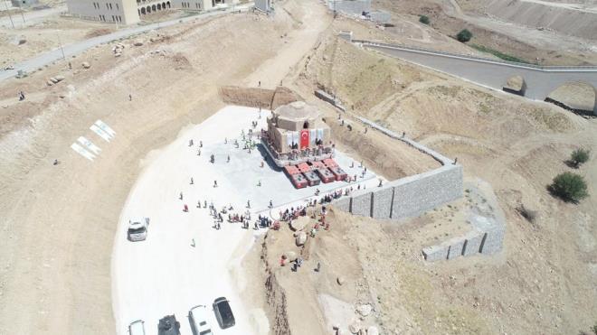 "Yukar ehir, ak hava mzesi olarak planlanyor, aa ehri ise ya tanma ya da yerinden korunma eklinde planlyoruz. Bugn, tadmz Artuklu Hamam, bin 500 ton arlnda. Hani belgesellerde, mega projeler kyor ya, batya bakmaya gerek yok. Mega projeler buradadr. Bundan sonra da tanacak olan eserler olacaktr. Artuklu Hamam 3 kilometre uzaa, 70 metre yksee tand. Er Rzk Camisi ve mam Abdullah Zaviyesi'nin tanmasna bayramdan sonra balanacak. Kzlar ve Ko camileri de tanacak. Yama Klliyesi ve Kale Kaps yerinde korunacak. Gryorsunuz anlatmaya gerek yok."