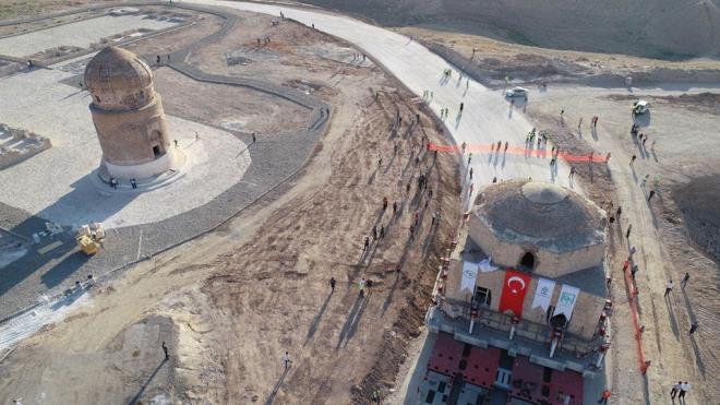 Projede birinci nceliin, tarihin korunmas olduuna iaret eden Pakdemirli, "nanlmaz bir tarihi zenginlie sahibiz. Bu tarihi korumak hem devletimizin hem de milletimizin grevidir. Bu iarla hareket edip, buradaki korumay maksimum seviyede salamalyz." ifadelerini kulland.