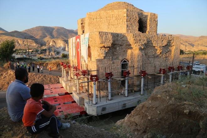 Artuklu Hamam hakknda bilgi    Dicle kysnda Osmanl Haman veya Mescidi olarak bilinen kalntnn altnda, klasik planda tasarlanm bir Artuklu hamam ortaya karlmtr. Gneydou kesinde yaplan sondajda -2.50 metrede zemine ulalm, yapnn zgnnde muntazam kesme ta malzeme kullanld grlmtr...
