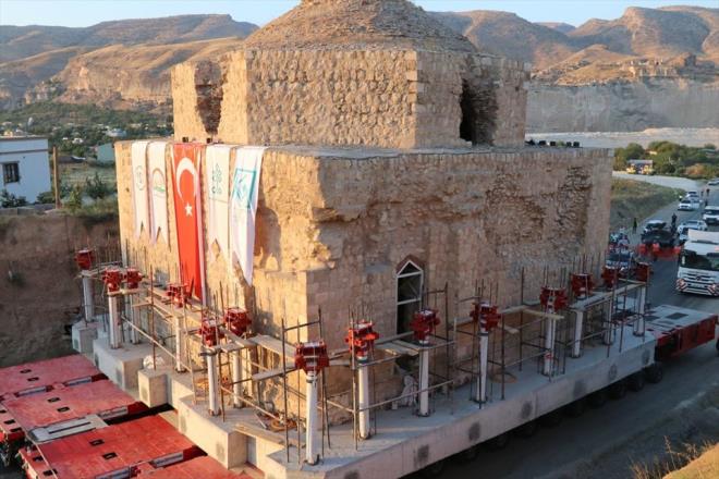 Batman'n Hasankeyf ilesindeki bin 500 ton arlndaki Artuklu Hamam, Hasankeyf Yeni Kltrel Park Alan'ndaki yeni yerine doru yola kt. 256 tekerlekli "SPMT" aracyla tanan tarihi hamamn tanma ilemi saat 05.00'te balad. Tama ilemi 11.40 itibari ile sona erdi.