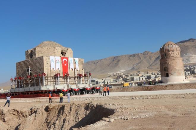 Klhann kuzelinde alt ksm ta, st tula su deposu blm bulunmaktadr. Klhann gneyinde birbirine simetrik ok keli dzgn kesma tatan odalar karlmtr. Bu blmde cam fanus kalntlarna ve su knklerine rastlanmtr. Baz odalarn zemininde kullanlan kare ayaklarla, talarn scak havann dolamas iin karlkl olarak yerletirildiklei anlalmtr. Artukyu Hamam, Hasankeyf'te plan ve mimari zellikleriyle ortaya karlan tek rnek durumundadr.