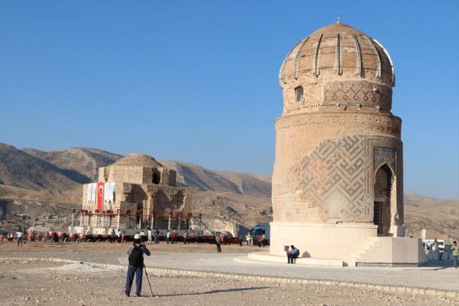 Batman'n Hasankeyf ilesindeki bin 500 ton arlndaki 650 yllk Artuklu Hamam, 2 bin 950 metre uzaklktaki Hasankeyf Yeni Kltrel Park Alan'ndaki (Arkeopark) yeni yerine tand.
