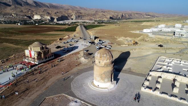 256 tekerlekli SPMT yani, Self-propelled modular transporter, kendinden tahrikli modler tayc anlamna geliyor. Sadece Hollanda'da bulunan ve tanma ilemi iin Trkiye'ye getirilen ok fonksiyonlu ara her trl arazi artna uygun tasarm ile dikkat ekiyor. Aracn her tekerlei bamsz hareket edebiliyor ve 360 derece dnebiliyor.