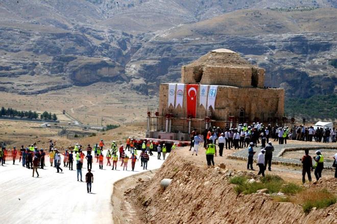 Trene katlan Tarm ve Orman Bakan Bekir Pakdemirli, tama ilemini gerekletiren SPMT aracn yaklak be metre kulland.