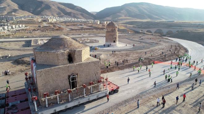 Pakdemirli, projenin tarihi ve kltrel hassasiyet dolaysyla uzadna dikkati ekerek, unlar kaydetti: