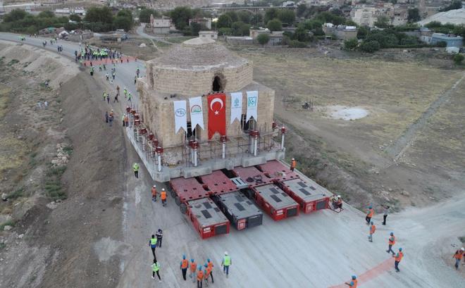 Ilsu Baraj'nn Trkiye'nin 2023 hedeflerinden biri olduunu vurgulayan Pakdemirli, "Burada ok gzel yerler kurulmu, eskiye oranla ok daha iyi bir yerleim yerimiz var. Bundan sonra ekonomiye ok byk katklar da salayacaktr. Ilsu Baraj, elektrik retiminde Trkiye'nin drdnc baraj olacak. Proje kapsamnda tarihi gzelliklerimizi, miraslarmz tayoruz. Tarihini bilmeyen, geleceini tayin edemez" dedi.