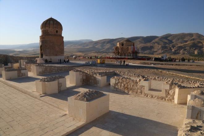 Hanedann atas ve isim babas olan ve Ouzlarn Der boyuna mensub bulunan Eksk olu Artuk, Byk Seluklu Sultan Alparslan&#8217;n kumandanlarndand. Anadolu&#8217;nun fethine katlp, Yeilrmak Vadisine kadar ilerledi. Artuk Bey&#8217;in lmyle Diyarbakr (ya da Hasankeyf), Mardin ve Harput olmak zere  ayr koldan ynetildiler. Hallara kar baarl mcadeleler verdiler.