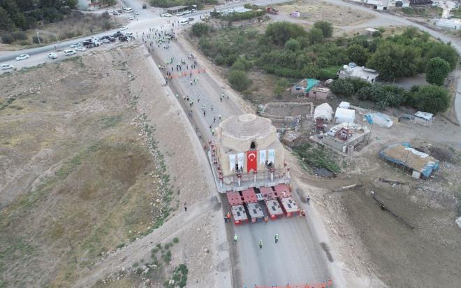 "nce Zeynel Bey Trbesi'ni tadk, bugn de Artuklu Hamam'n tayoruz. Bu tamalar ile dnyaya rnek bir koruma yapyoruz. Maliyeti 12 milyar lira olan bu projenin ncelii, blge insanna hizmettir. Yllk 2 milyar lira elektrik katks olacak. Sayn Cumhurbakanmzn talimatlaryla temmuz aynda barajn bir kapan kapattk, su tutmaya baladk. kinci kapa da tama ve yerleme almalar tamamlandktan sonra kapatp, su tutmaya balayacaz."