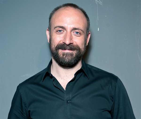 Halit Ergen    1989&#8217;da T Gemi naat ve Deniz Bilimleri'nden ikinci senesinde ayrlan Ergen, ayn sene girdii Mimar Sinan niversitesi Opera ve Mzikal Tiyatro Oyunculuu Blmlerini bitirdi.