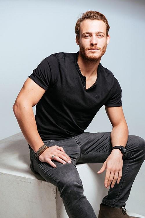 Kerem Brsin    niversite eitimini oyunculuk zerine alarak Emerson College'nin Pazarlama letiimi Blm'nden mezun oldu.