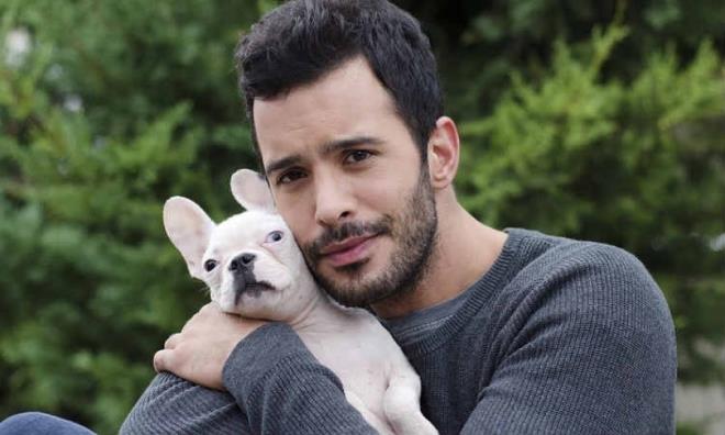 Bar Ardu    Kayseri Erciyes niversitesi Spor Akademisini kazand fakat ilk ylnda okula adapte olamaynca stanbul'a geri dnerek zel oyunculuk eitimleri ald.