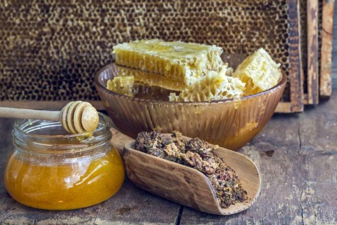 Amerika'da yaplan bir aratrmada propolisteki caffeic asit esterlerinin barsaktaki kanserli hcrelerin bymesini inhibe edici zellikte olduu grlmtr. Yaralarn iyilemesinde hcre yenileyici olarak etkilidir. Mikroptan arndrc, bakteri remesini durdurucu, iltihap giderici, mantarlara kar etkili ve kas gevetici etkileri vardr.