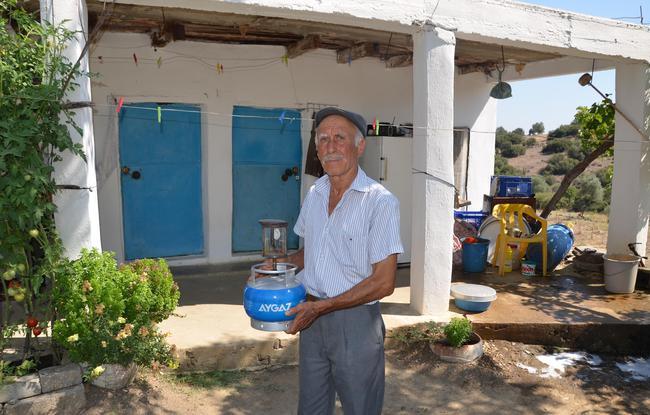 Aydn'n Karpuzlu lesi'ne bal Gney Mahallesi'nde oturan rfan Akda ve ailesi, 30 yldr evlerine elektrik balatamyor. Evinin elektrik direklerine 1 kilometre uzakta olduunu, 30 yldr tm bavurularna ramen elektrik balatamadn belirten rfan Akda, tpgaz lambas nda yaamlarn srdrdklerini, 2 olunun da bu koullarda niversiteyi kazandn syledi.