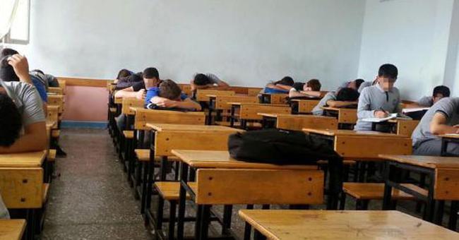 Antalya Konyaalt Endstri Meslek ve Teknik Lisesi'nde 21 yldr grev yapan, 35 yllk tarih retmeni 57 yandaki Ahmet Hilmi Kanc, geen retim yl sonunda derse girdii snfta biri hari tm rencilerin uyuduunu grnce emekliye ayrld.
