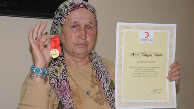 Edirne&#8217;nin Havsa lesi&#8217;nde oturan 74 yandaki Meryem Hadml, yaknlarnn kendisi sa ve salklyken miras talep etmesine kzarak yaklak 2.5 milyon liralk mal varln Kzlay&#8217;a balad. Kzlay&#8217;dan aylk sadece 500 lira ve kendisine baklmasn isteyen Hadml, &#8220;Hayatm boyunca iyilik ettiim akrabalarmn bile menfaat peinde kotuunu grnce, servetimi muhta insanlara yardm eden Kzlay&#8217;a balama karar verdim&#8221; dedi