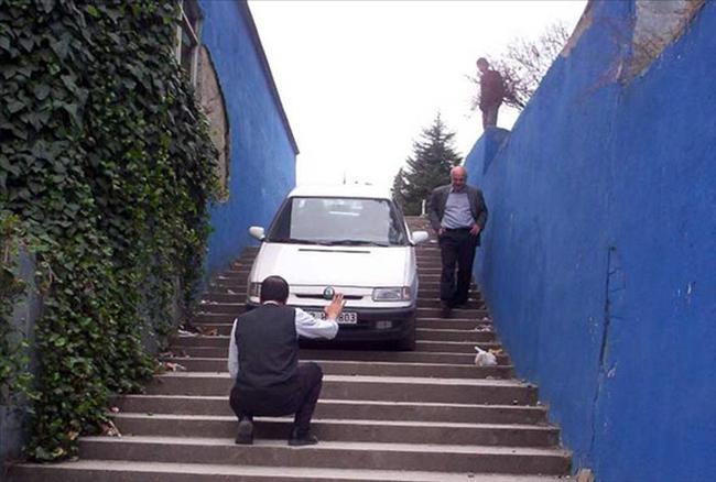 Sakarya'da arabas yol almas nedeniyle site bahesinde mahsur kalnca bu zm buldular.